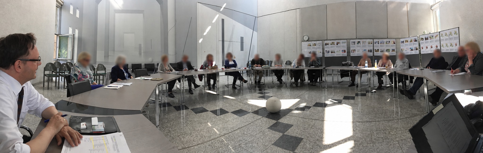 Joachim Weller leitet eine große Gesprächsrunde im Rathaus; weitere Teilnehmer sind anonymisiert